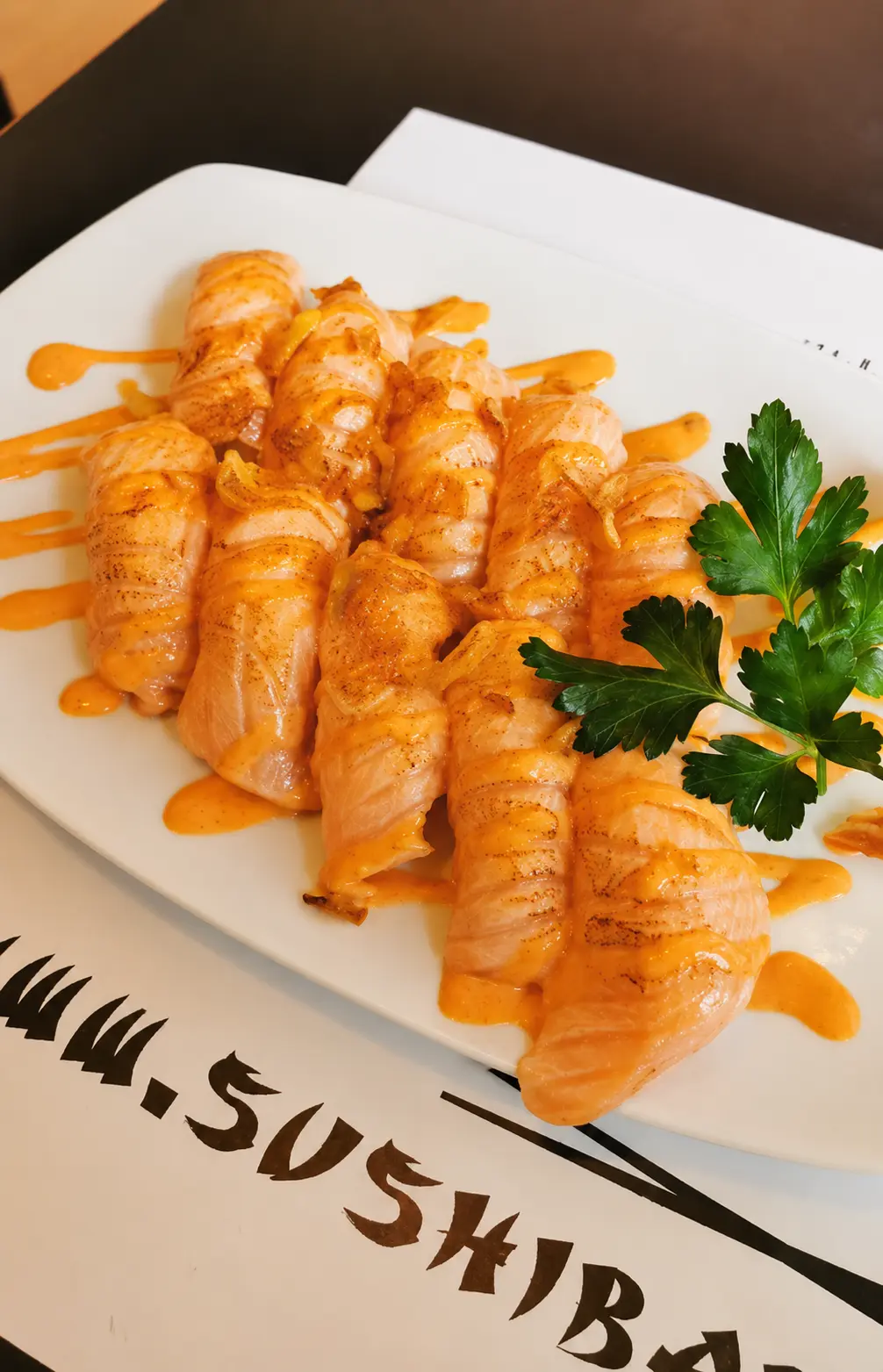 Lax-nigiri med spicy sås
