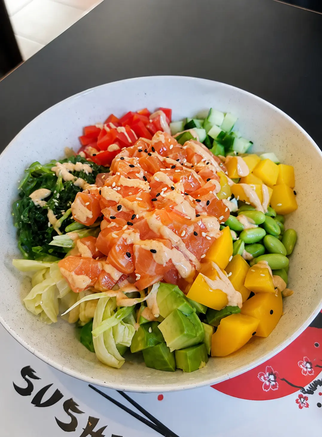 Pokébowl med lax, mango, edamame och avokado